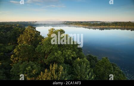 Nebliger See in der Sonnenaufgangszeit mit Nebelflugdrohne Stockfoto