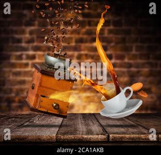 Porcelain weiße Tasse mit spritzenden Kaffee und Holzschleifer, Blur Grunge Wand auf dem Hintergrund. Heißgetränk mit Splash, Getränken und Erfrischung. Stockfoto