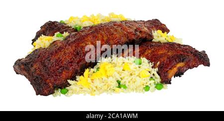 Chinesische Peking-Stil Schweinefleisch Rippen mit klebrigen Pflaume Sauce Glasur mit Ei gebratenen Reis isoliert auf einem weißen Hintergrund beschichtet Stockfoto