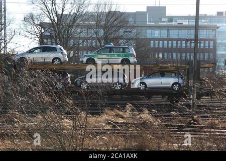 München, Bayern / Deutschland - Dezember 30 2012: Deutscher Polizeiwagen auf einem Eisenbahnwagen geparkt Stockfoto