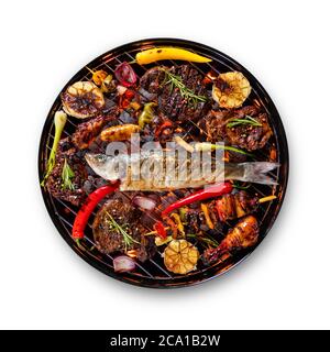 Frische rohe Rindersteaks, Fisch, Würste Fleisch und Spieße mit Gemüse auf dem Grill platziert, isoliert auf weißem Hintergrund. Kochen, Zubereitung und Grillen Stockfoto