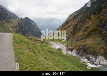 Bristen , Kanton Uri (UR)/ Schweiz - Oktober 27 2013: Wanderung im Maderanertal im Kanton Uri, Zentralschweiz Stockfoto