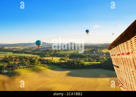 Blick aus dem Korb im Heißluftballon, fliegen über die ländliche Landschaft der Tschechischen republik, Europa. Flugreisen und Transport, schöne Naturlandschaft Stockfoto