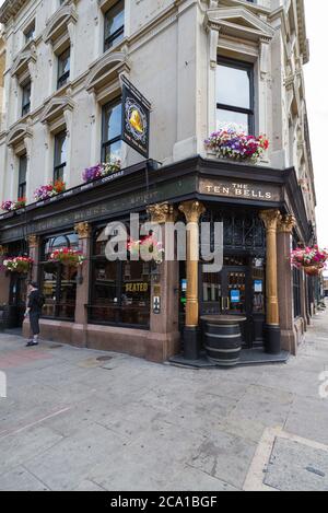 The Ten Bells Public House an der Ecke Commercial Street und Fournier Street, Spitalfields, London, England, Großbritannien Stockfoto