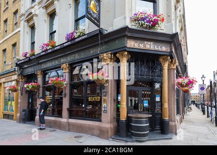 The Ten Bells Public House an der Ecke Commercial Street und Fournier Street, Spitalfields, London, England, Großbritannien Stockfoto