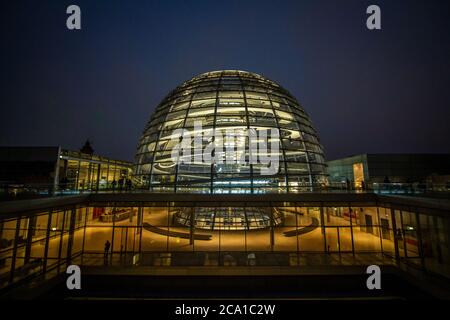 Innenansicht der Kuppel auf dem Reichstagsgebäude in Berlin. Stockfoto
