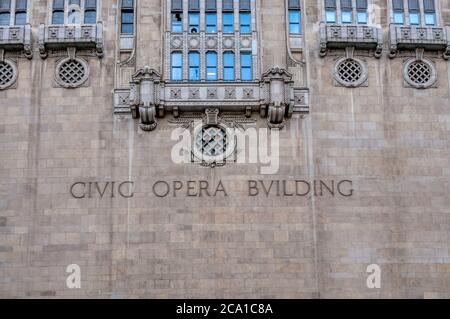 Geschnitztes Schild an der Seite des Chicago Civic Opera Building. Stockfoto