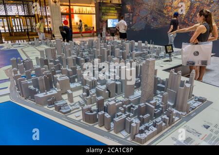 Besucher, die das Modell von Chicago im Maßstab der Architektur im Chicago City Model Experience im Chicago Architecture Center betrachten. Stockfoto