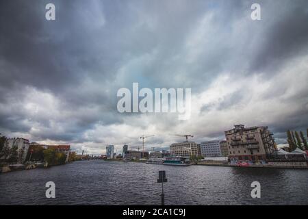 Oberbaumbrücke, eine Brücke über die Spree in Berlin. Stockfoto