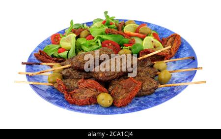 Lammfleisch Kofta Kebabs mit frischem Salat isoliert auf weißem Hintergrund Stockfoto