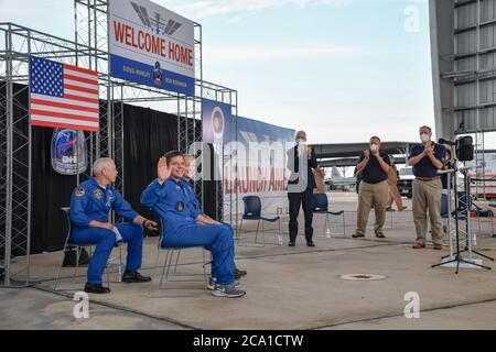 NASA-Astronaut Robert Behnken wackelt während einer Begrüßungszeremonie im Ellington Field nahe dem Johnson Space Center am 2. August 2020 in Houston, Texas. Die Astronauten Robert Behnken und Douglas Hurley kehrten einige Stunden zuvor an Bord der ersten bemannten kommerziell gebauten und betriebenen Raumsonde zur Erde zurück. Stockfoto