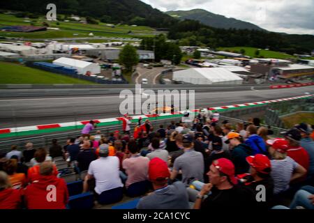 Ein Zuschauerblick auf Fernando Alonsos McLaren Formel-1-Auto in der 1. Ecke des Red Bull Rings, Österreich 2018 Stockfoto