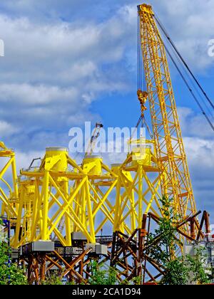 Die Oberseite der Windenergieanlage wird zur Fertigstellung auf der Werft Smulders Tyneside Howdon Yard auf die Basiseinheit gehoben Stockfoto