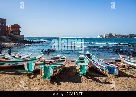 Fischerboote in Ngor Dakar, Senegal, genannt Pirogue oder Piragua oder Piraga. Bunte Boote von Fischern in der Bucht von Ngor an einem sonnigen Tag stehen verwendet Stockfoto