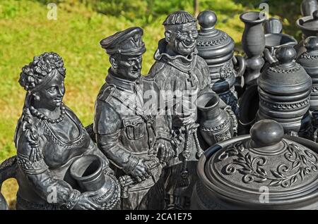 Kunsthandwerk Folklore Figuren aus schwarzer Keramik bei der Ausstellung zu Ehren des Stadttages Stockfoto