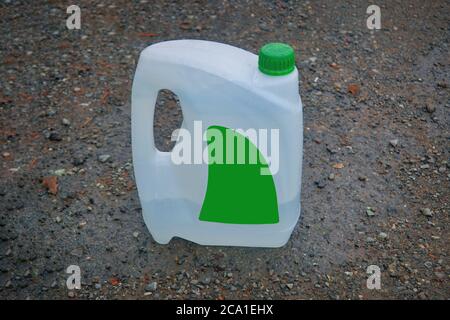 Ein leerer weißer Kunststoffbehälter steht aus nächster Nähe auf dem Boden. Stockfoto