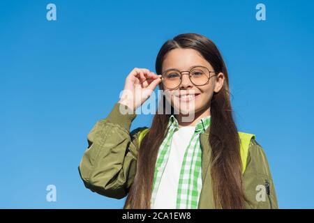 Verbesserte Sicht ist möglich. Happy Kid tragen Brille auf sonnigen blauen Himmel. Sehfehler. Sehkorrektur bei Kindern. Korrekturlinse. Optische Augenmuschel. Ophthalmologische Optik bei Kindern. Stockfoto