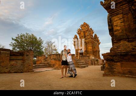 Schöne kaukasische Paar von der Architektur von Po Klong Garai Cham Tempel in Phan Rang, Vietnam. Ninh Thuan Provinz. Tempel auf dem Hügel Trau (do V Stockfoto