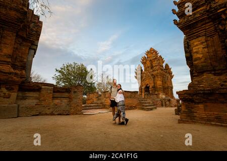 Schöne kaukasische Paar von der Architektur von Po Klong Garai Cham Tempel in Phan Rang, Vietnam. Ninh Thuan Provinz. Tempel auf dem Hügel Trau (do V Stockfoto