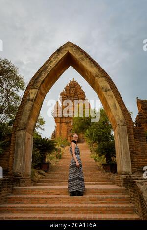 Schöne kaukasische junge Frau im Hintergrund der Architektur Po Klong Garai Cham Tempel in Phan Rang, Vietnam. Ninh Thuan Provinz. Tempel lokalisieren Stockfoto