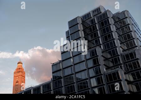 Westminster Cathedral Uhrturm von der Straße Ebene zwischen modernen Gebäuden Stockfoto