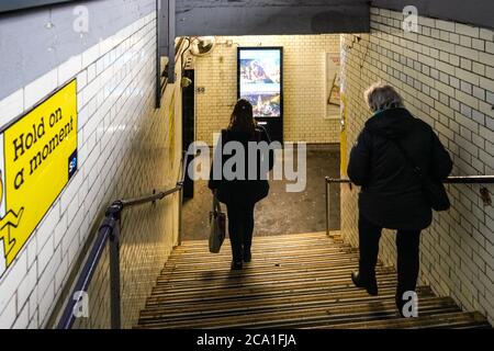 London, Vereinigtes Königreich - 01. Februar 2019: Passagiere, die die Treppe in der Fußgängerunterführung zum anderen Bahnsteig am Bahnhof Lewisham hinunter gehen. Stockfoto