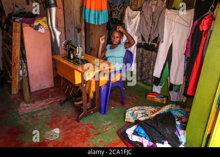 Malindi, Kenia - 06. April 2015: Unbekannte Einheimische, Schneiderin, die an ihrer Nähmaschine sitzt. Neue Kleider werden oft von Einheimischen aus gespendeten Kleidern gemacht Stockfoto