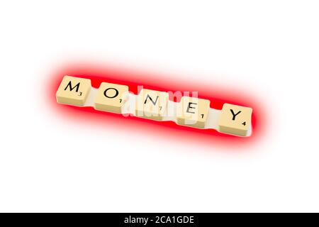 Scrabble Brettspiel Buchstaben Schreibweise das Wort GELD in rot, weiß Hintergrund hervorgehoben. Konzept in der roten, finanziellen Schwierigkeit. Stockfoto