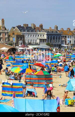 British holiday makers in busy Weymouth, Dorset, in the post corona 'staycation' summer of 2020, UK Stockfoto