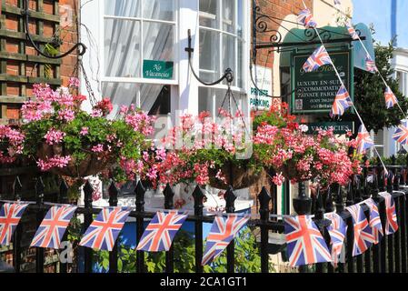 Gästehäuser in Weymouth, Dorset, ausgebucht als Menschen "Aufenthalt" in Großbritannien in der Post-Corona-Zeiten. Stockfoto