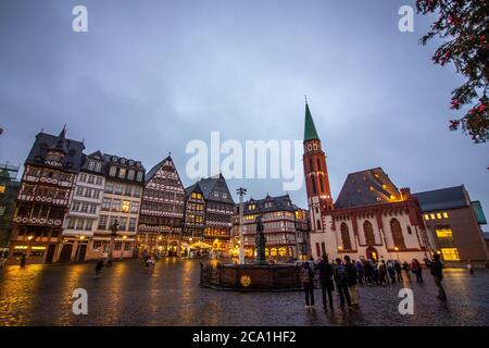 Mittelalterliche historische Gebäude am Altstadtplatz Römerberg mit Justitia-Statue in Frankfurt, Deutschland. Stockfoto
