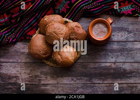 Oaxaca Brot genannt 'Pan de Yema' oder Dotterbrot und heiße Schokolade traditionelles Frühstück in Oaxaca Mexiko Stockfoto