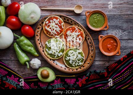 Mexikanische Sopes mit geriebenem Käse und Salsa, traditionelles Frühstück in Mexiko Stockfoto