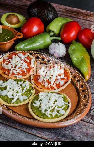 Mexikanische Sopes mit geriebenem Käse und Salsa, traditionelles Frühstück in Mexiko Stockfoto