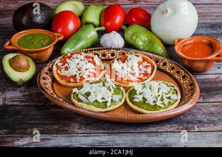 Mexikanische Sopes mit geriebenem Käse und Salsa, traditionelles Frühstück in Mexiko Stockfoto