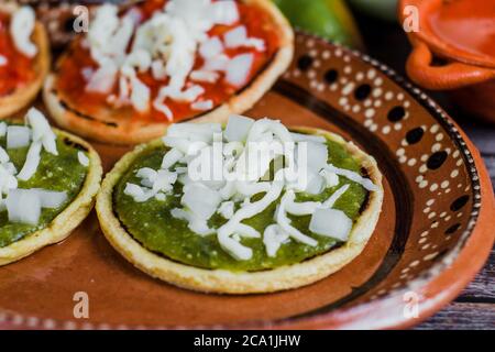 Mexikanische Sopes mit geriebenem Käse und Salsa, traditionelles Frühstück in Mexiko Stockfoto