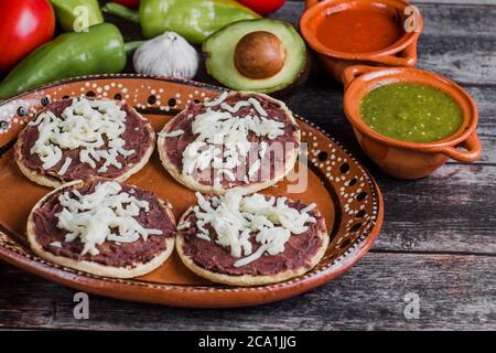 Mexikanische Sopes mit geriebenem Käse und gebratenen Bohnen, traditionelles Frühstück in Mexiko Stockfoto