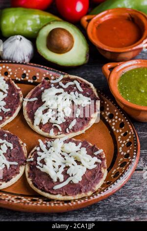 Mexikanische Sopes mit geriebenem Käse und gebratenen Bohnen, traditionelles Frühstück in Mexiko Stockfoto