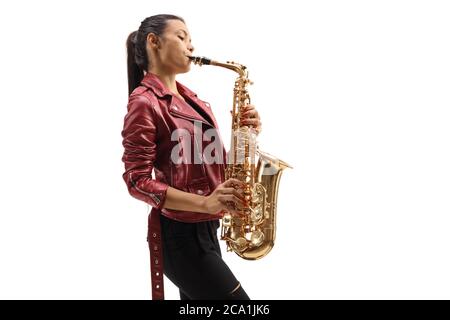 Ganzlänge Profilaufnahme einer Saxophonistin, die isoliert auf weißem Hintergrund spielt Stockfoto