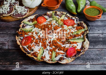 Tlayuda mit Käse ist EIN traditionelles mexikanisches Essen aus Oaxaca Mexiko Stockfoto