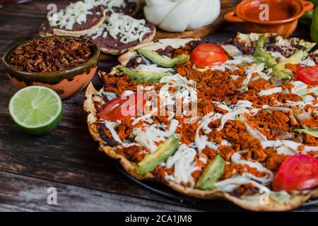 Tlayuda mit Käse ist EIN traditionelles mexikanisches Essen aus Oaxaca Mexiko Stockfoto