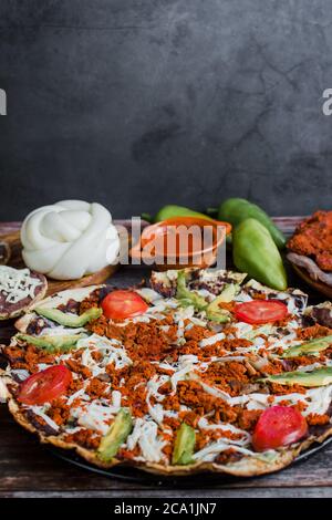 Tlayuda mit Käse ist EIN traditionelles mexikanisches Essen aus Oaxaca Mexiko Stockfoto