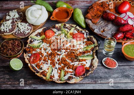 Tlayuda mit Käse ist EIN traditionelles mexikanisches Essen aus Oaxaca Mexiko Stockfoto