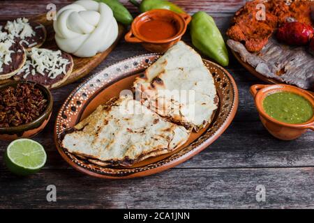 Tlayudas ist EIN traditionelles mexikanisches Essen aus Oaxaca Mexiko Stockfoto