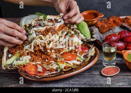 Tlayuda und oaxaca Käse traditionelle mexikanische Küche aus Oaxaca Mexiko Stockfoto