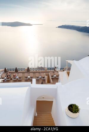 Blick auf das Meer über die Sonnenterrasse. Santorini, Griechenland Stockfoto