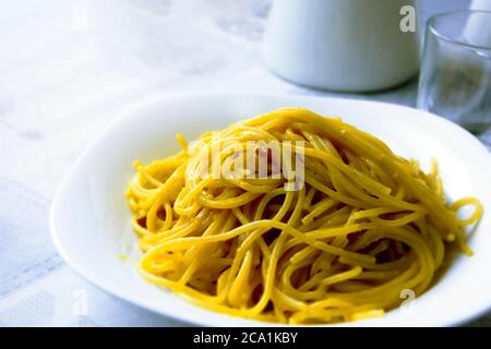 Nahaufnahme von Spaghetti Carbonara. Typisch italienisches Rezept. Die Hauptzutaten sind Eier, Parmesankäse, Pecorino und Speck. Stockfoto