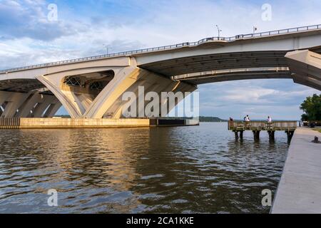 Unterhalb der Woodrow Wilson Memorial Bridge, die den Potomac River zwischen Alexandria, Virginia, und dem Bundesstaat Maryland überspannt. Stockfoto