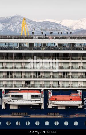 Mehrere Deck von Luxus Passagier Expedition Cruise Liner Celebrity Millennium mit Rettungsbooten an Bord Kreuzfahrtschiff Stockfoto
