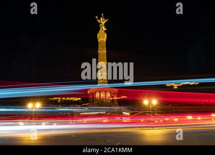 Berlin, Deutschland. August 2020. Fahrzeuge, die die Siegessäule passieren, können nur als Lichtstreifen erkannt werden. (Aufnahme mit Langzeitbelichtung) Credit: Paul Zinken/dpa-Zentralbild/dpa/Alamy Live News Stockfoto